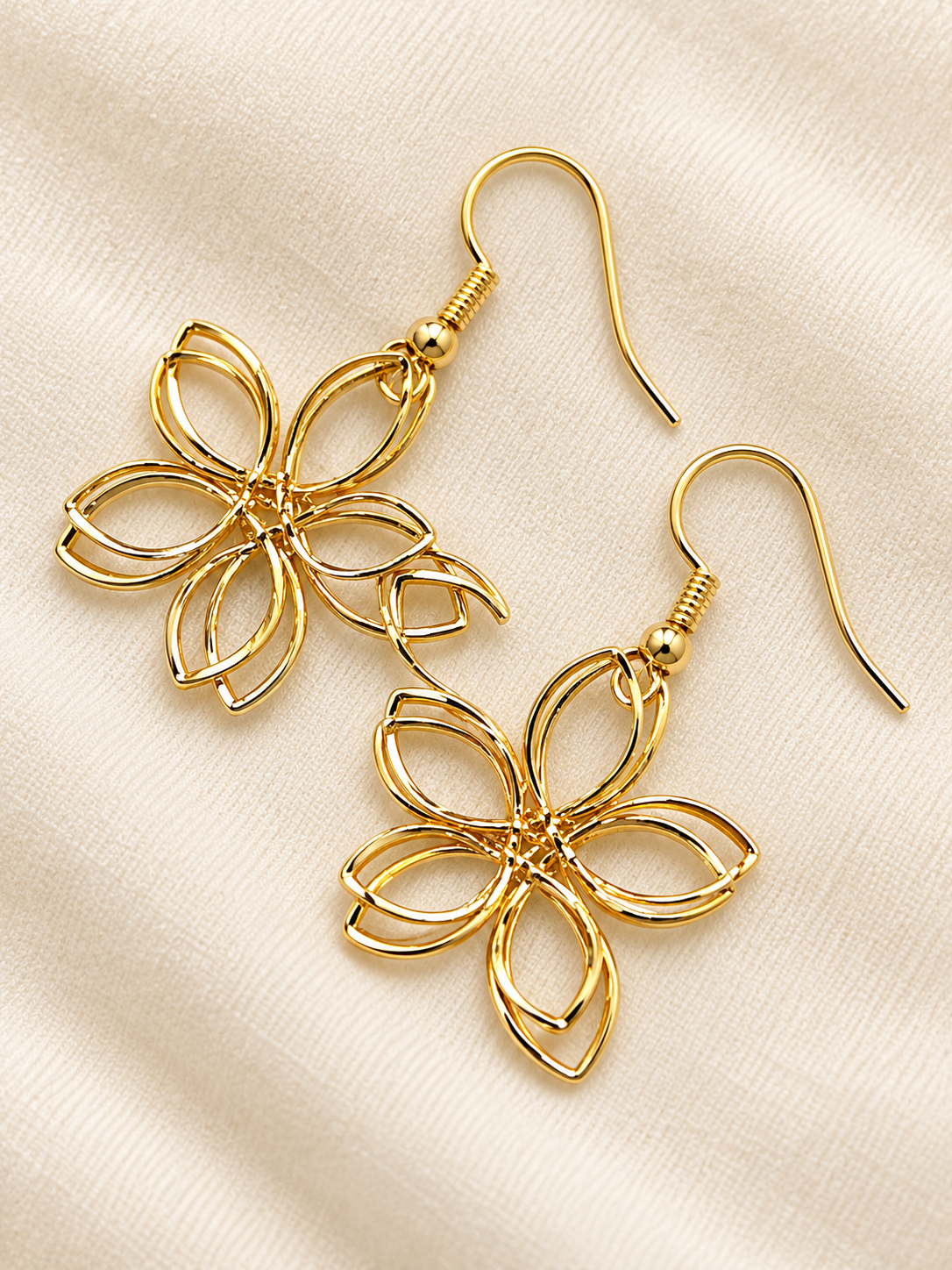 Boucles d’oreilles pendantes Fleur ajourée dorée