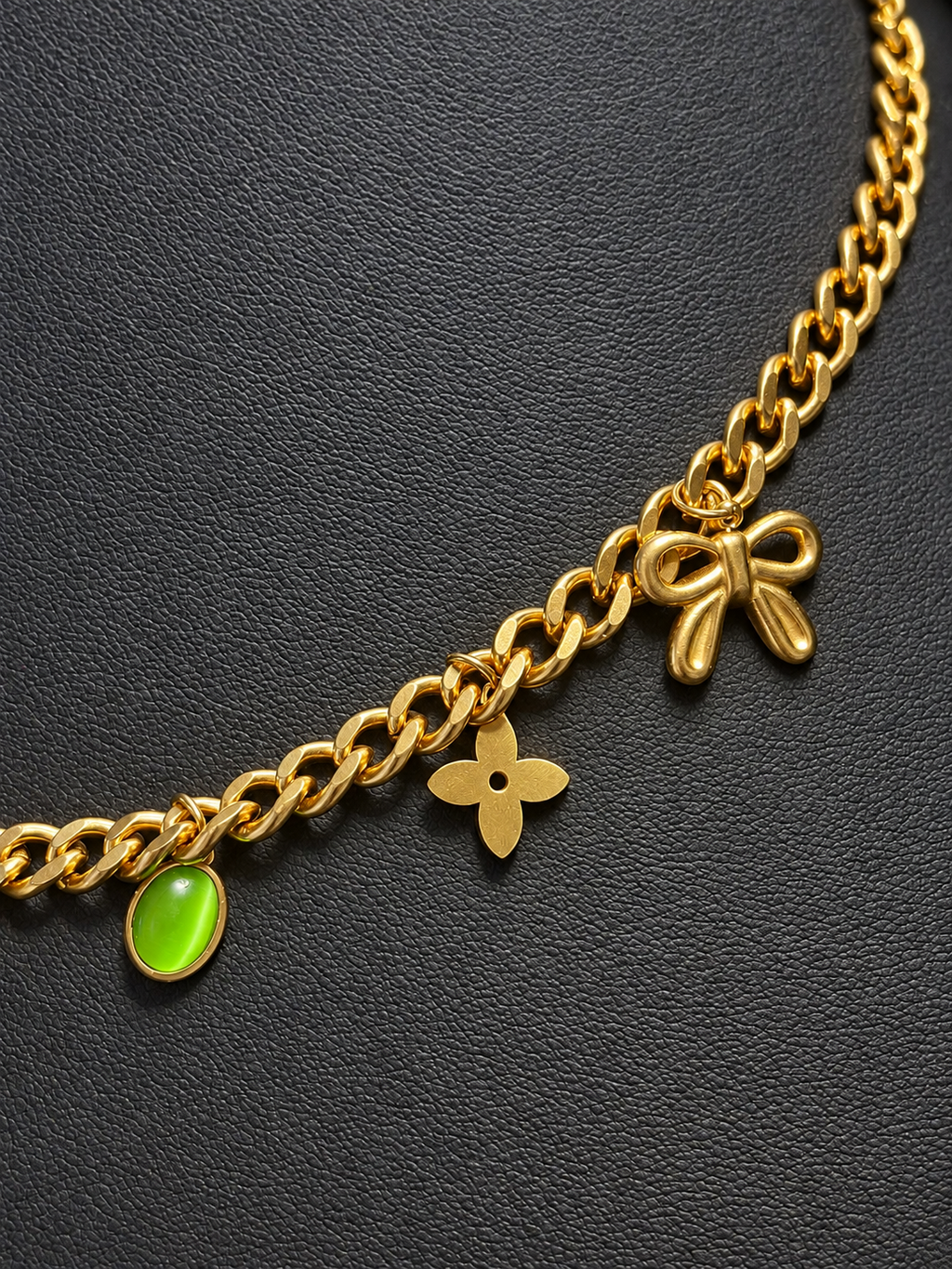 Collier chaîne dorée à charms fantaisie