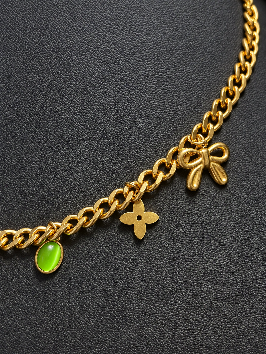 Collier chaîne dorée à charms fantaisie