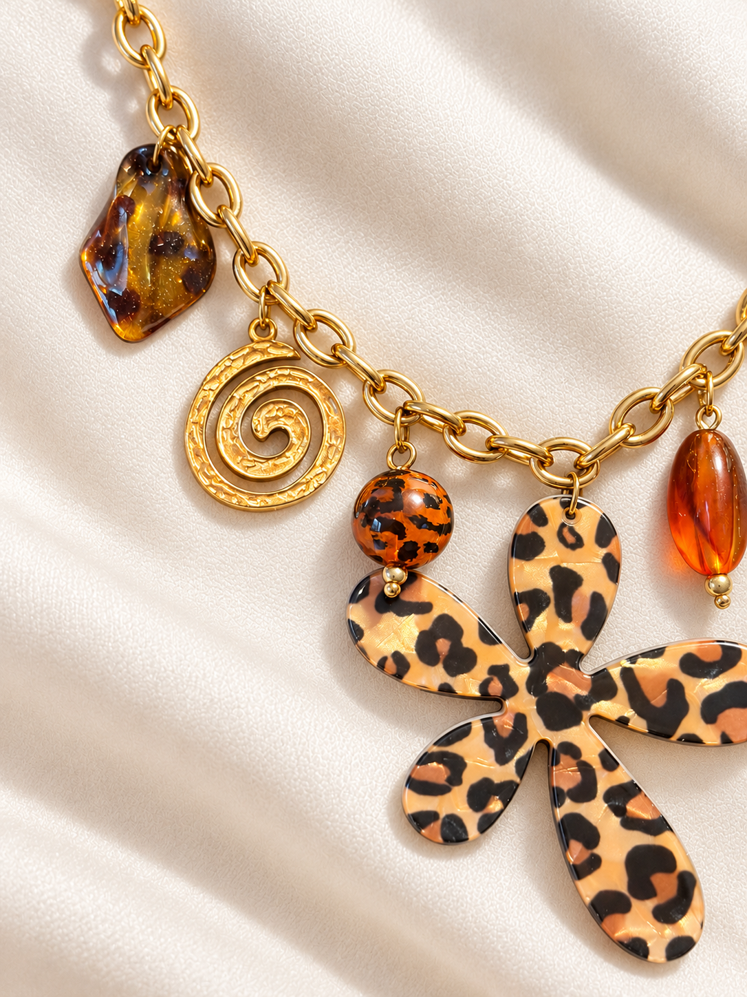 Collier doré à fleur léopard et pampilles