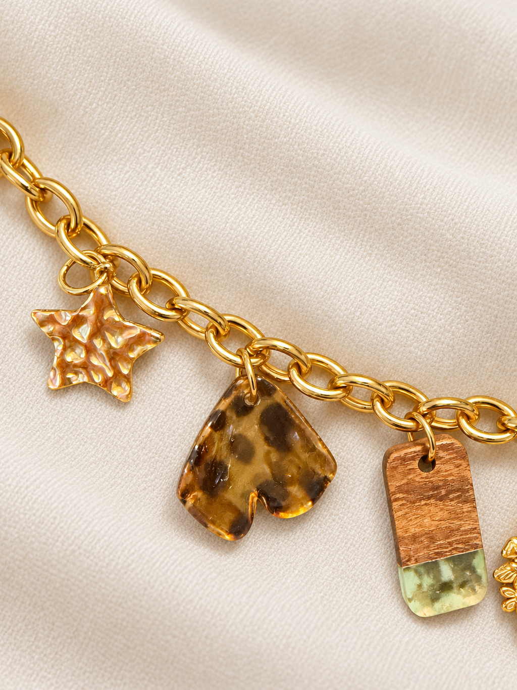 Collier fantaisie doré à breloques soleil et cœur
