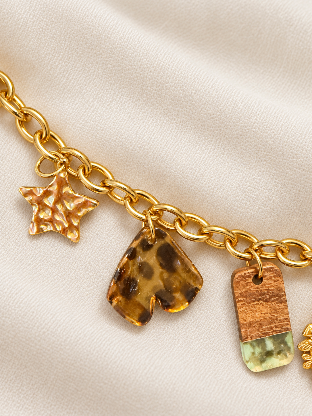 Collier fantaisie doré à breloques soleil et cœur