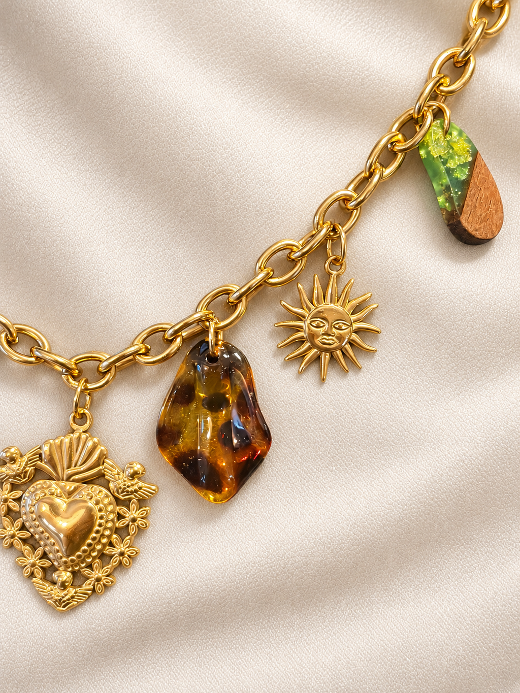 Collier fantaisie doré à breloques soleil et cœur