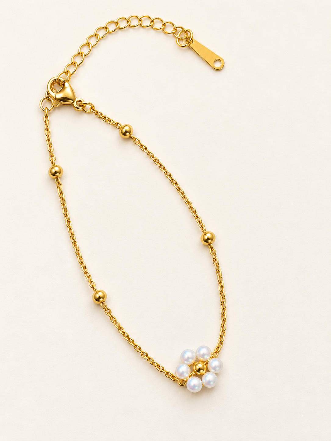 Bracelet doré délicat avec fleur de perles