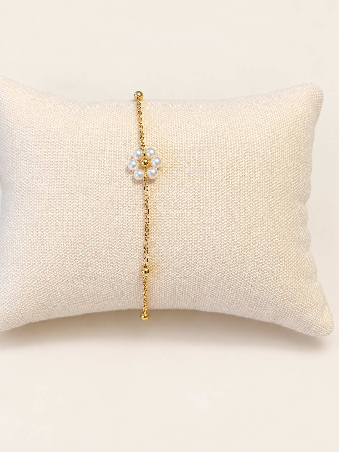 Bracelet doré délicat avec fleur de perles