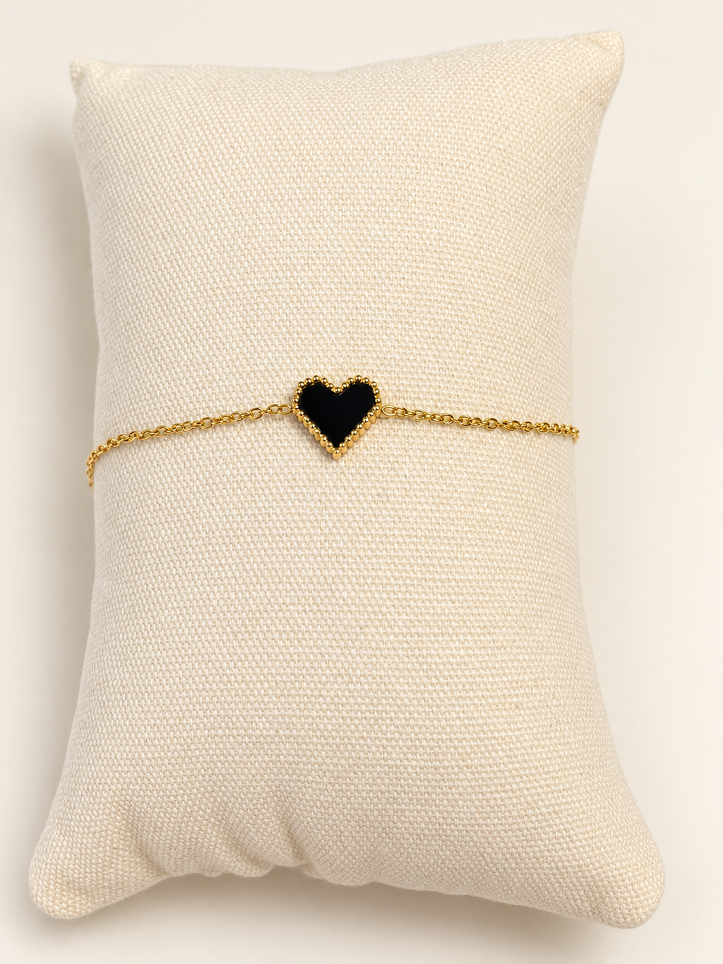 Bracelet doré avec cœur noir bordé de perles