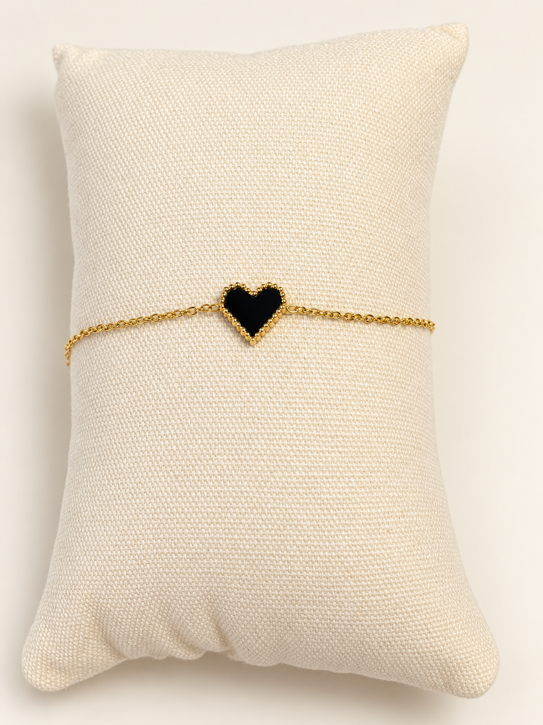 Bracelet doré avec cœur noir bordé de perles