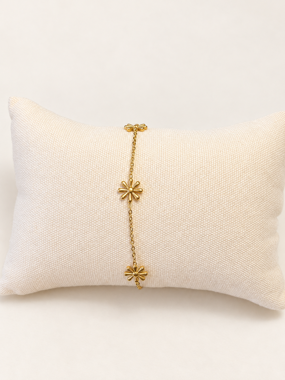 Bracelet doré à trois fleurs rayonnantes