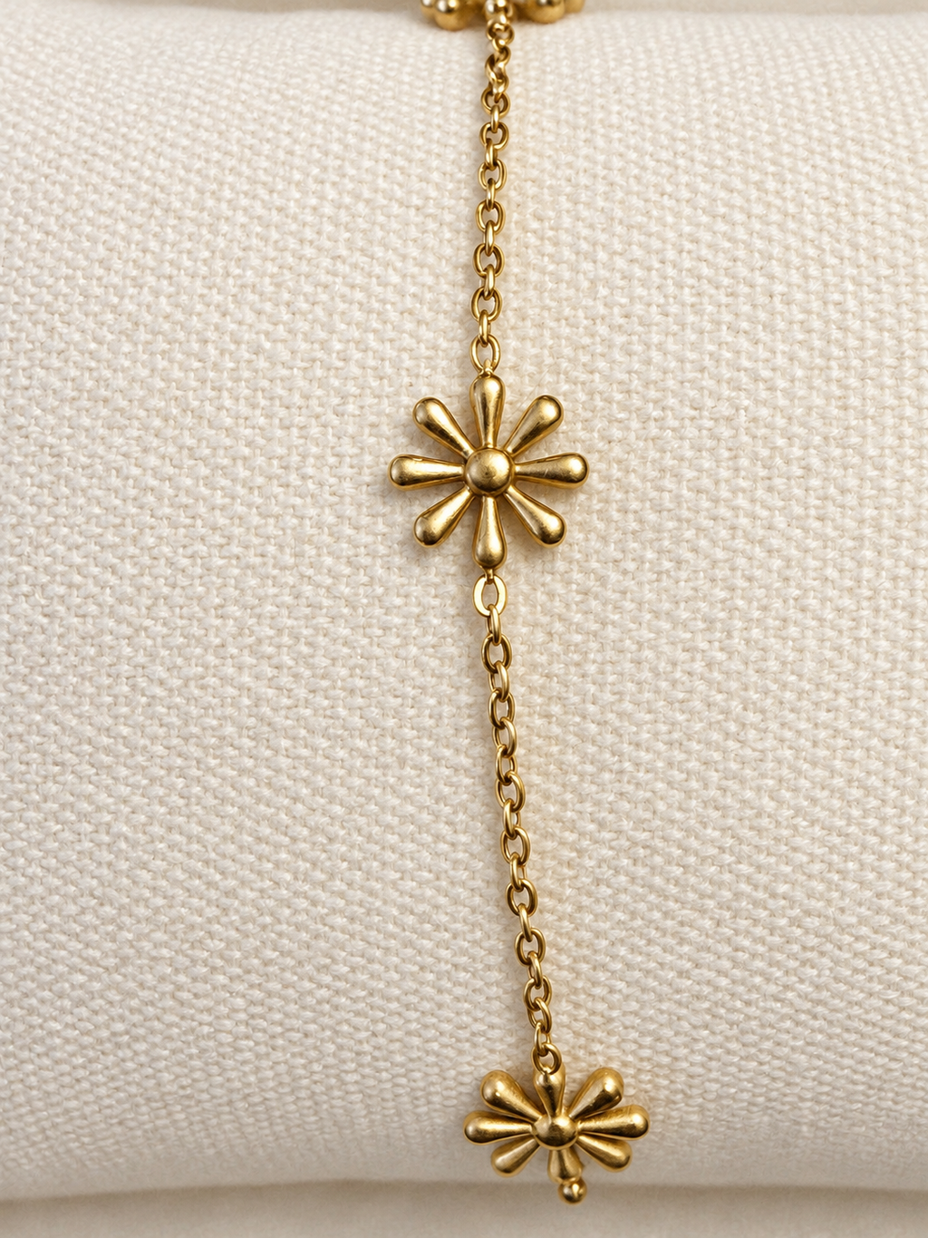 Bracelet doré à trois fleurs rayonnantes