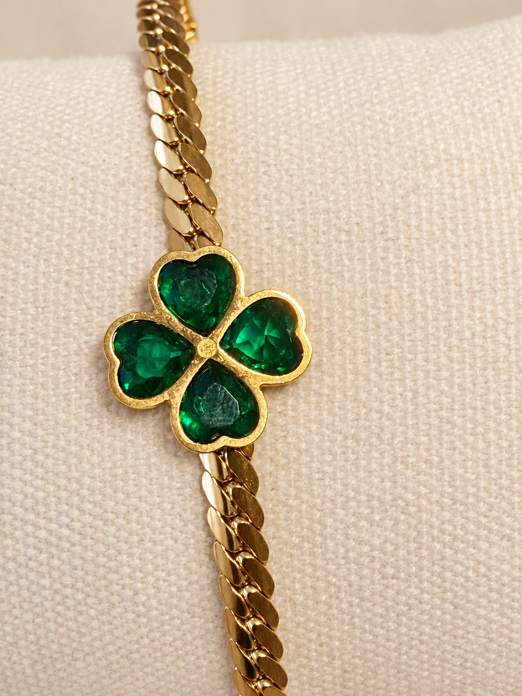 Bracelet doré maille plate avec trèfle vert