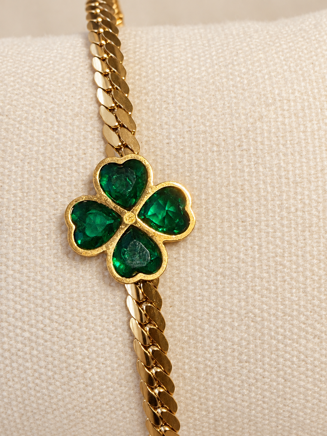 Bracelet doré maille plate avec trèfle vert