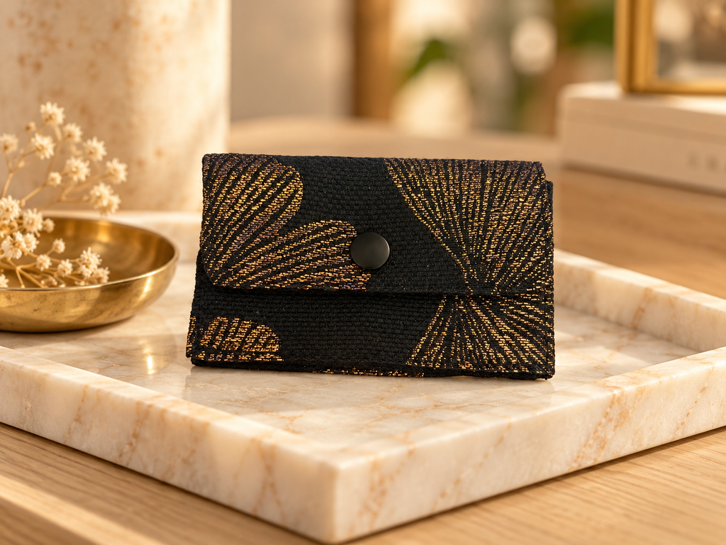Porte-cartes artisanal noir et doré – Motif feuillage