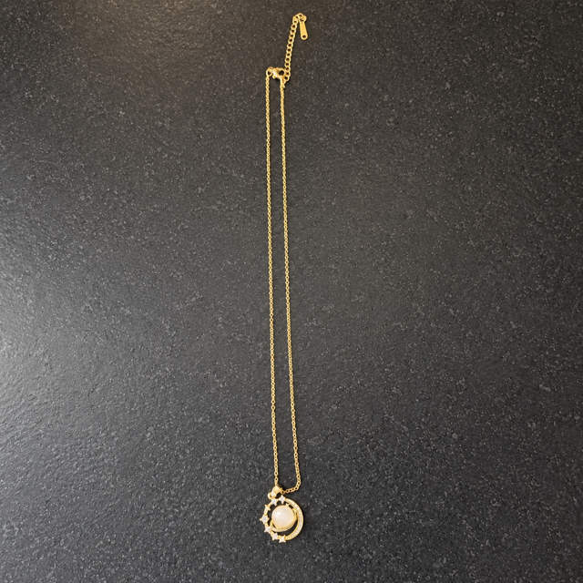 Collier doré planète et étoiles